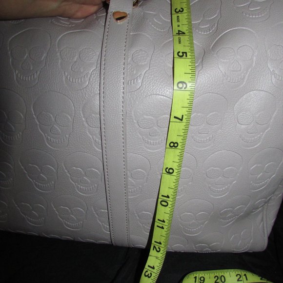 Betsey Johnson Skull Embossed XO Speedy Duffle Weekender Bag Gray New With Tags - Picture 5 of 6